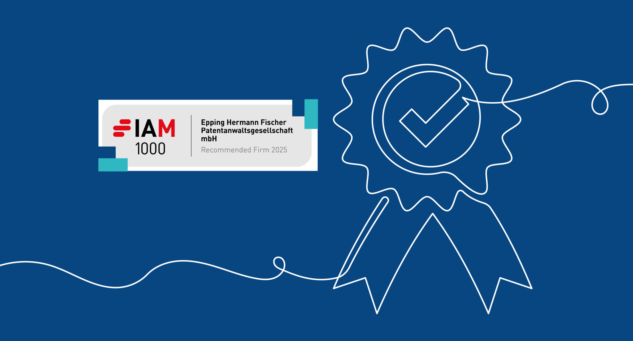 Logo_IAM Patent 1000 Ranking: Epping Hermann Fischer Patentanwaltsgesellschaft mbH als Recommended Firm auf blauem Hintergrund mit einer weißen Liniengrafik, die ein Abzeichen für eine Auszeichnung darstellt