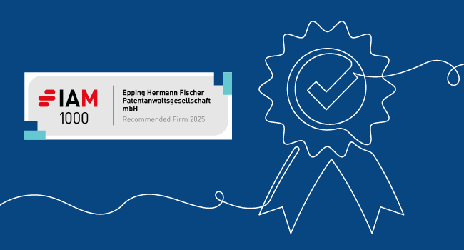 Logo_IAM Patent 1000 Ranking: Epping Hermann Fischer Patentanwaltsgesellschaft mbH als Recommended Firm auf blauem Hintergrund mit einer weißen Liniengrafik, die ein Abzeichen für eine Auszeichnung darstellt