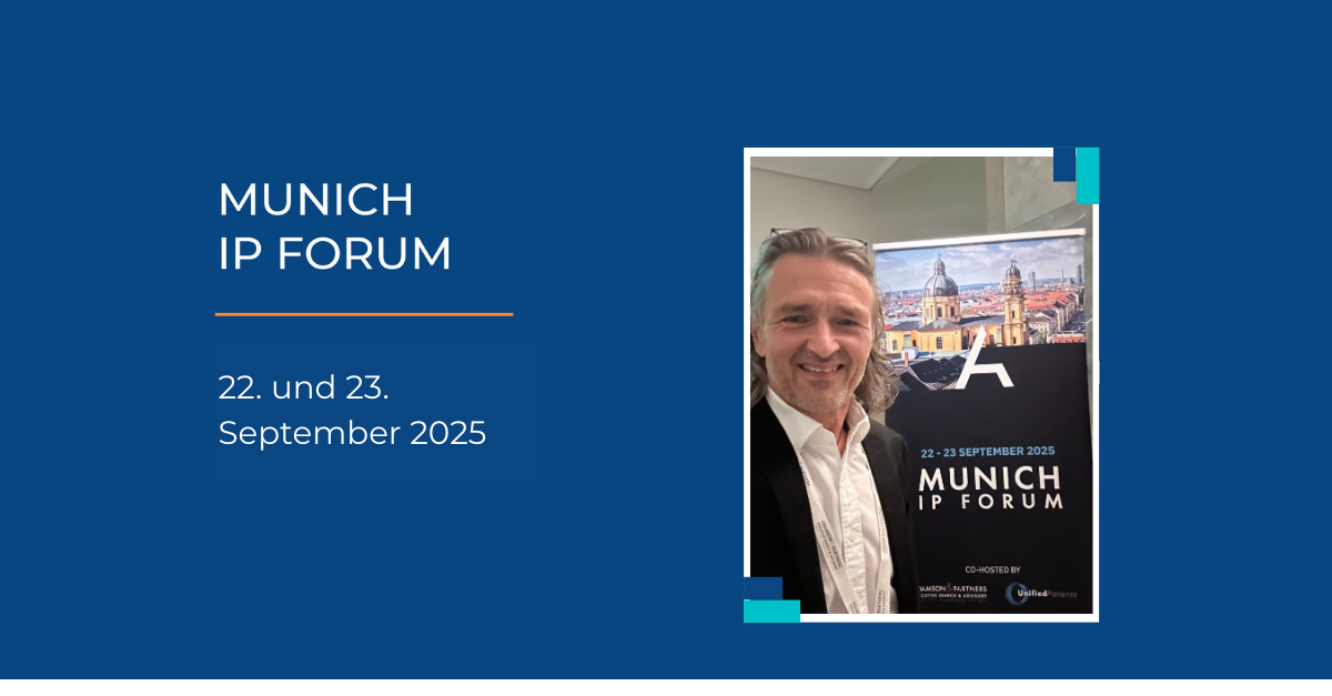 Foto von Richard Schachtner auf dem Munich IP Forum (Selfie mit Plakat im HIntergrund). Foto in blaue Grafik eingebunden und Titel und Datum
