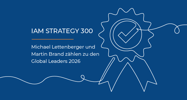 IAM Strategy 300 Ranking: Michael Lettenberger und Martin Brand zählen zu den Global Leaders 2026. Text auf blauem Hintergrund mit einer weißen Liniengrafik, die ein Abzeichen für eine Auszeichnung darstellt