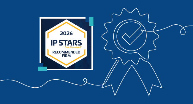 Logo_IP Stars Ranking: Epping Hermann Fischer Patentanwaltsgesellschaft mbH als Recommended Firm 2026, auf blauem Hintergrund mit einer weißen Liniengrafik, die ein Abzeichen für eine Auszeichnung darstellt