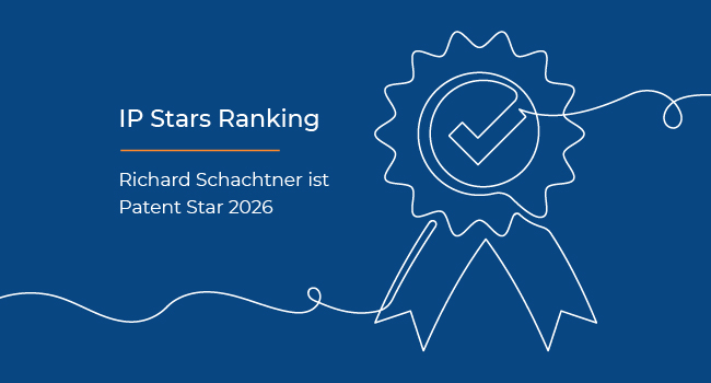 IP Stars Ranking: Patentanwalt und Partner Richard Schachtner als Patentstar ausgezeichnet. Text auf blauem Hintergrund mit einer weißen Liniengrafik, die ein Abzeichen für eine Auszeichnung darstellt
