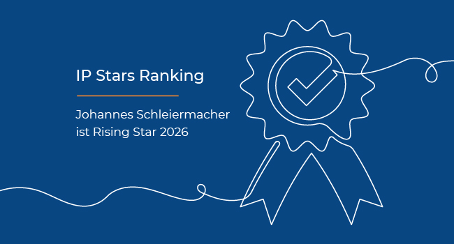 IP Stars Ranking: Patentanwalt Johannes Schleiermacher als Rising Star ausgezeichnet. Text auf blauem Hintergrund mit einer weißen Liniengrafik, die ein Abzeichen für eine Auszeichnung darstellt